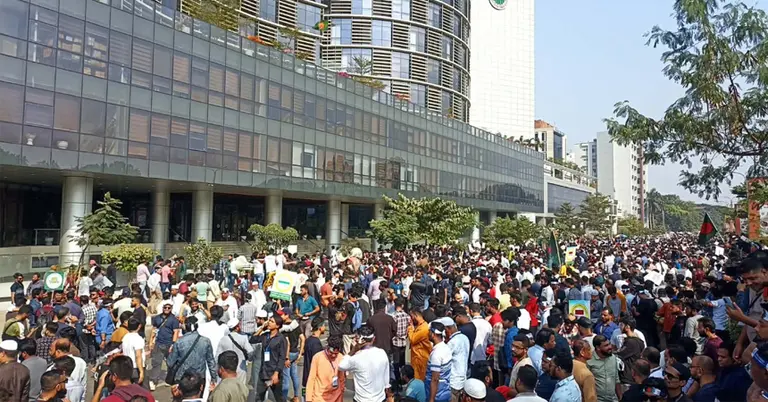 বিটিআরসির সামনে মোবাইল ব্যবসায়ীদের অবস্থান